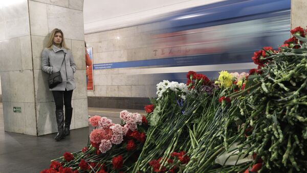 Цветы на месте взрыва на станции метро Технологическая в Санкт-Петербурге - Sputnik Молдова
