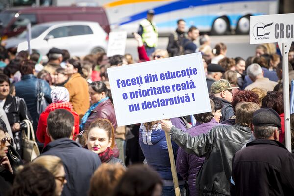 Превратите образование в реальный, а не декларативный приоритет - призыв на плакате - Sputnik Молдова