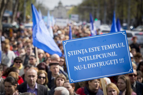 На плакате написано: Знания - это храм мудрости. Не разрушайте его! - Sputnik Молдова