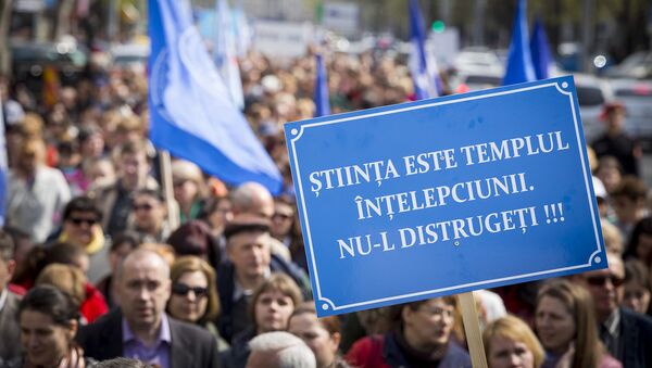 На плакате написано: Знания - это храм мудрости. Не разрушайте его! - Sputnik Moldova-România