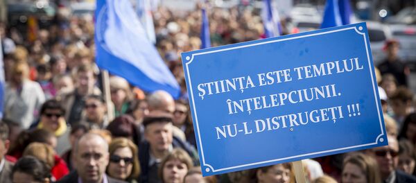 На плакате написано: Знания - это храм мудрости. Не разрушайте его! - Sputnik Moldova-România