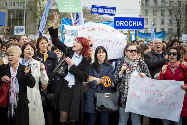 Среди протестующих были учителя школ, преподаватели вузов, воспитатели детских садов - Sputnik Молдова