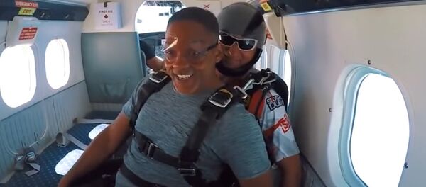 Un moldovean a sărit cu PARAȘUTA împreună cu actorul Will Smith - Sputnik Молдова