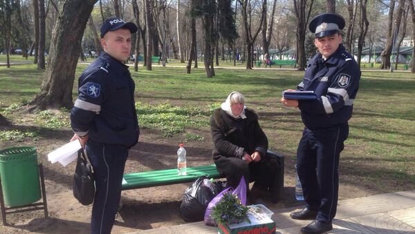 O bătrână care vinde flori în stradă este verificată de doi polițiști - Sputnik Молдова