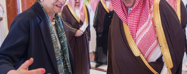 Saudi Arabian Crown Prince Muhammad bin Nayef welcomes British Prime Minister Theresa May in Riyadh, Saudi Arabia, April 4, 2017. - Sputnik Moldova-România