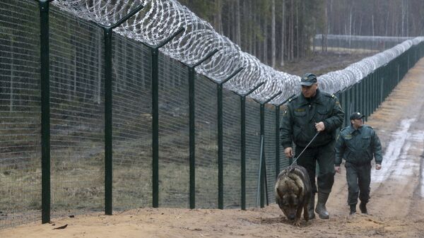 Пограничники с собакой патрулируют границу Латвии и России - Sputnik Moldova-România