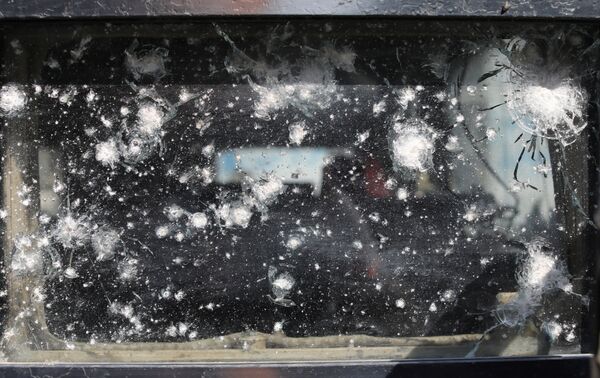 Следы от пуль на лобовом стекле бронированной автомашины Иракской Федеральной полиции, припаркованной на одной из улиц города Мосул, где продолжаются бои иракских сил с боевиками Исламского государства - Sputnik Молдова