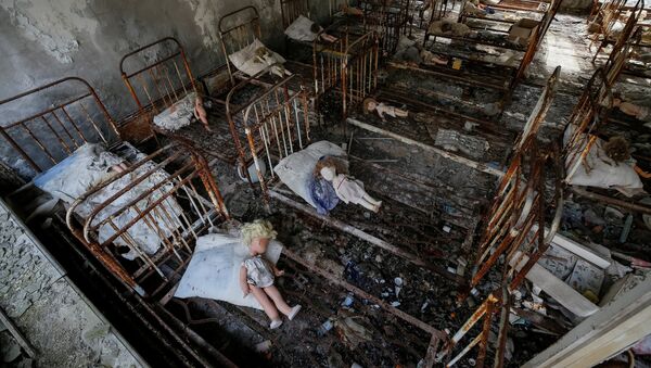 Куклы, которые оставляют посетители на кроватях в детском саду в заброшенном городе Припять близ Чернобыля, где в 1986 году произошла катастрофа на атомной электростанции - Sputnik Молдова