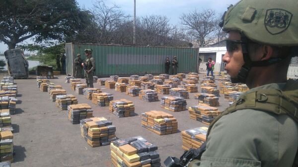 Колумбийские военнослужащие охраняют упаковки с кокаином после того, как колумбийская полиция изъяла более шести тонн этого наркотика в портовом городе Барранкилья - Sputnik Молдова