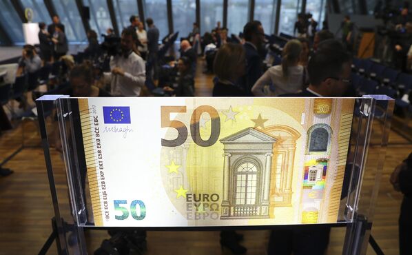 Спецификации новой банкноты в 50 евро демонстрируют на конференции в главном офисе Европейского Центрального банка во Франкфурте - Sputnik Молдова