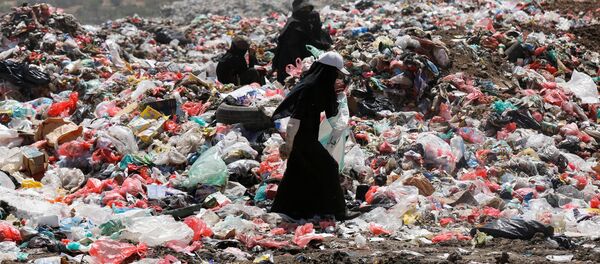 Женщина собирает вещи и предметы, годные для дальнейшего использования, на мусорной свалке на окраине Саны, Йемен - Sputnik Молдова