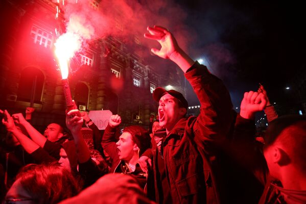 Акции протеста начались в Белграде после объявления победы премьер-министра Сербии Александра Вучича на состоявшихся в стране 5 апреля президентских выборах - Sputnik Молдова