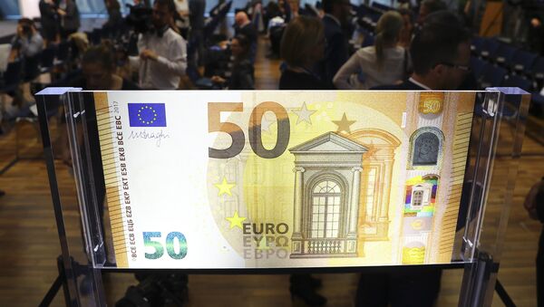 Спецификации новой банкноты в 50 евро демонстрируют на конференции в главном офисе Европейского Центрального банка во Франкфурте - Sputnik Moldova-România