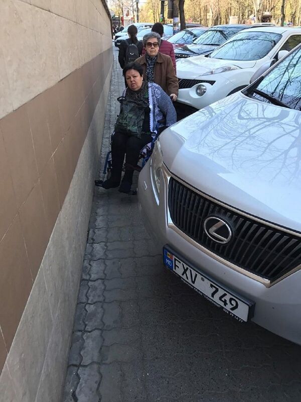 Женщина в инвалидной коляске - Sputnik Молдова