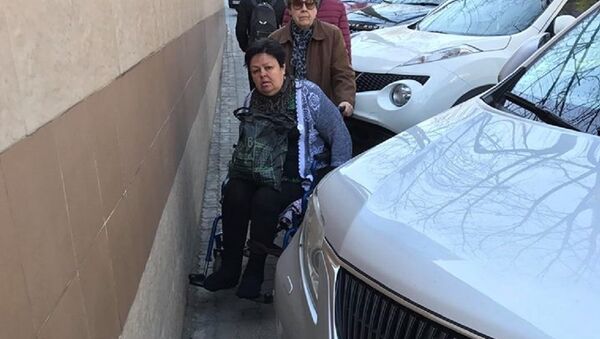 O femeie în scaun cu rotile nu se poate deplasa prin Chișinău din cauza mașinilor parcate pe trotuare - Sputnik Moldova