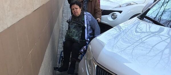 O femeie în scaun cu rotile nu se poate deplasa prin Chișinău din cauza mașinilor parcate pe trotuare - Sputnik Moldova