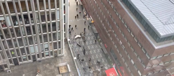 Люди убегали от места наезда грузовика на толпу пешеходов в Стокгольме Люди убегали от места наезда грузовика на толпу пешеходов в Стокгольме - Sputnik Молдова