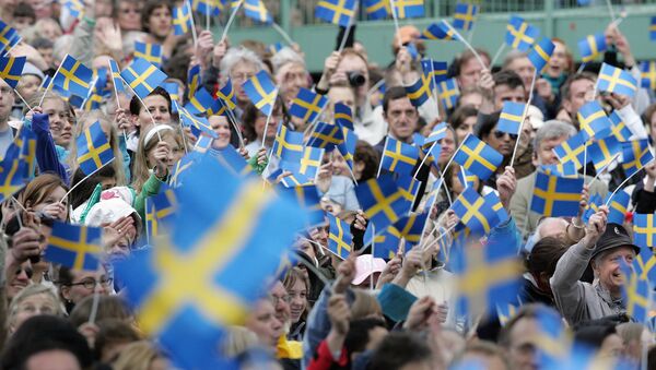 Swedes wave with flags in the Skansen open-air museum in Stockholm 06 June 2005 when the National Day for the first time is celebrated as a national holiday in Sweden - Sputnik Moldova-România