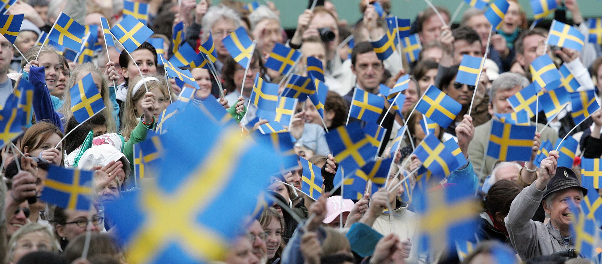 Swedes wave with flags in the Skansen open-air museum in Stockholm 06 June 2005 when the National Day for the first time is celebrated as a national holiday in Sweden - Sputnik Moldova-România, 1920, 07.01.2018