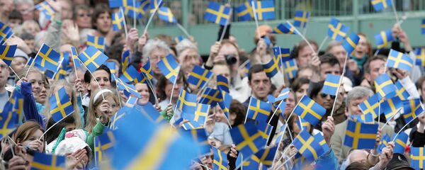 Swedes wave with flags in the Skansen open-air museum in Stockholm 06 June 2005 when the National Day for the first time is celebrated as a national holiday in Sweden - Sputnik Moldova-România