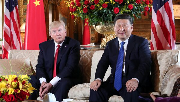 U.S. President Donald Trump welcomes Chinese President Xi Jinping at Mar-a-Lago state in Palm Beach, Florida, U.S., April 6, 2017. - Sputnik Moldova-România