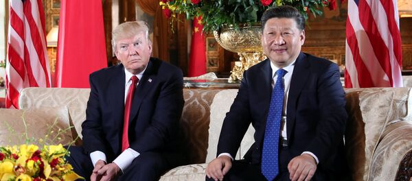 U.S. President Donald Trump welcomes Chinese President Xi Jinping at Mar-a-Lago state in Palm Beach, Florida, U.S., April 6, 2017. - Sputnik Moldova-România