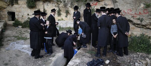 Ультраортодоксальные евреи в Иерусалиме собирают воду из горного источника, которая будет использоваться для выпечки пресного хлеба - Sputnik Молдова