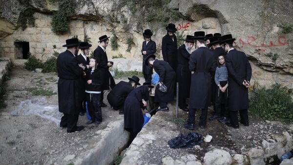 Ультраортодоксальные евреи в Иерусалиме собирают воду из горного источника, которая будет использоваться для выпечки пресного хлеба - Sputnik Молдова