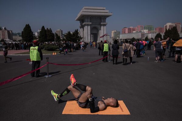 Разминка перед началом Международного марафона в Пхеньяне - Sputnik Молдова