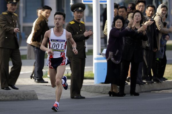 Северокорейский бегун Pak Chol во время Международного марафона в Пхеньяне - Sputnik Молдова