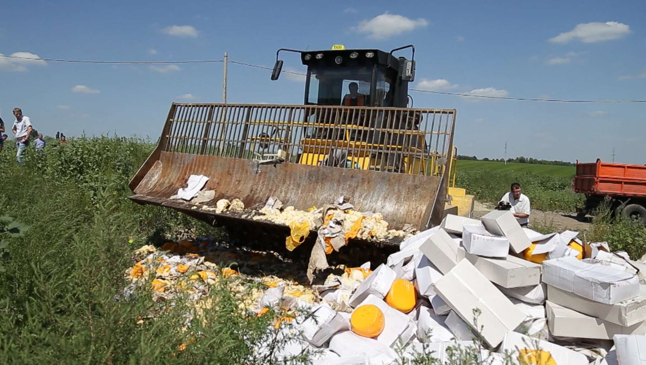 Давят еду. Уничтожение продуктов бульдозером. Бульдозер давит. Давят продукты бульдозером. Давят сыр бульдозером.