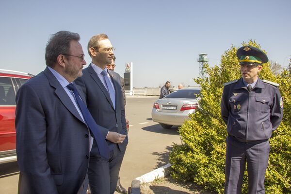 Посол по особым поручениям МИД РФ Сергей Губарев и глава внешнеполитического ведомства Приднестровья Виталий Игнатьев - Sputnik Молдова