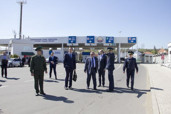 Посол по особым поручениям МИД РФ Сергей Губарев и глава внешнеполитического ведомства Приднестровья Виталий Игнатьев - Sputnik Молдова