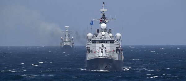 Turkish NATO warship TCG Turgutreis, foreground, maneuvers on the Black Sea after leaving the port of Constanta, Romania, Monday, March 16, 2015. - Sputnik Молдова