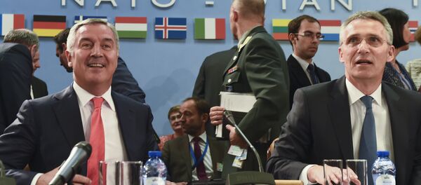 Montenegro's Prime Minister Milo Dukanovic (L) attends a NATO Foreign minister meeting next to NATO Secretary General Jens Stoltenberg (R) at the NATO headquarters in Brussels on May 19, 2016 Montenegro's Prime Minister Milo Dukanovic (L) attends a NATO Foreign minister meeting next to NATO Secretary General Jens Stoltenberg (R) at the NATO headquarters in Brussels on May 19, 2016 - Sputnik Moldova-România