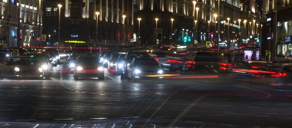Oraș noaptea, circulația transportului, automobile - Sputnik Moldova
