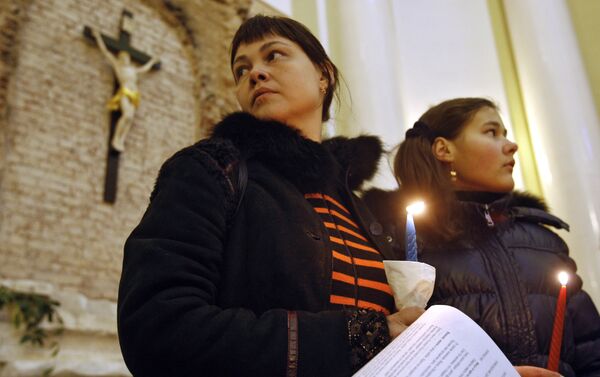 Прихожане со свечами на пасхальном богослужении - Sputnik Moldova-România