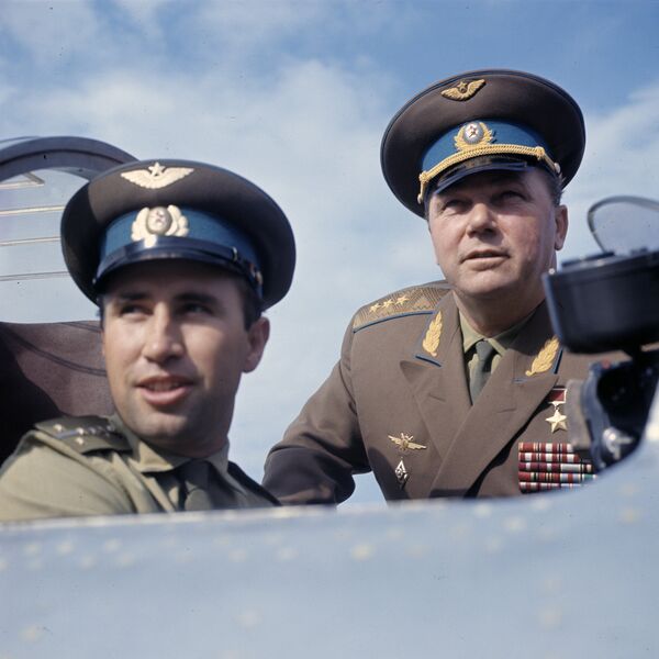 Иван Никитович Кожедуб, летчик-истребитель, генерал-полковник, трижды Герой Советского Союза, делегат 25-го съезда КПСС, с молодым летчиком на учениях - Sputnik Молдова