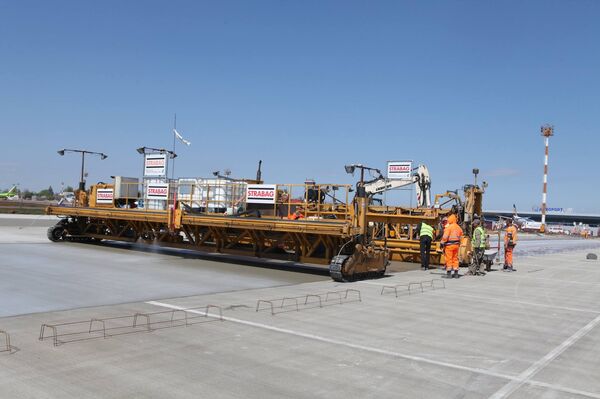 Оборудование, задействованное в работах по расширению перрона Международного аэропорта Кишинева - Sputnik Молдова