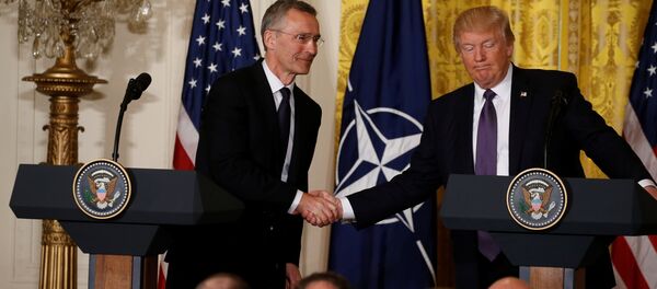 U.S. President Donald Trump (R) and NATO Secretary General Jens Stoltenberg shake hands during a joint news conference in the East Room at the White House in Washington, U.S., April 12, 2017. U.S. President Donald Trump (R) and NATO Secretary General Jens Stoltenberg shake hands during a joint news conference in the East Room at the White House in Washington, U.S., April 12, 2017. - Sputnik Moldova-România