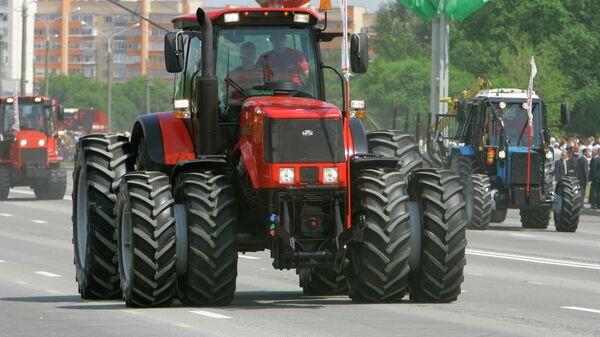 A parade on Belarus' Independence Day. Foreground: a Belarus-3022 tractor - Sputnik Moldova