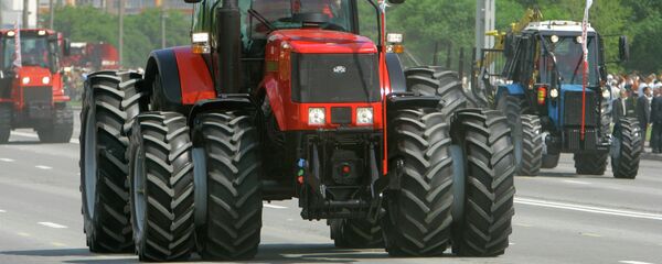 A parade on Belarus' Independence Day. Foreground: a Belarus-3022 tractor - Sputnik Moldova