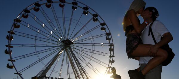 Пара целуются перед колесом обозрения - Sputnik Молдова