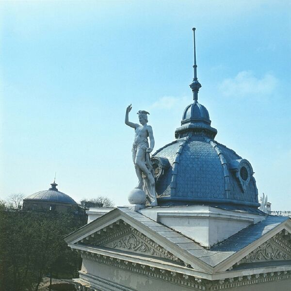 Статуя Меркурия на крыше Органного зала в Кишиневе Статуя Меркурия на крыше Органного зала в Кишиневе - Sputnik Молдова