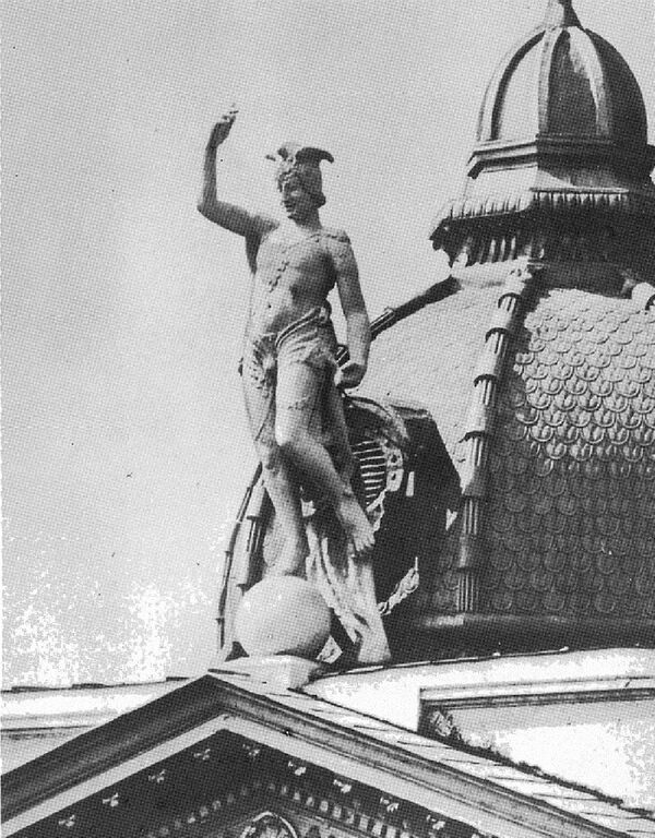 Статуя Меркурия на крыше Органного зала в Кишиневе Статуя Меркурия на крыше Органного зала в Кишиневе - Sputnik Молдова