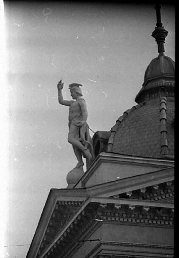 Статуя Меркурия на крыше Органного зала в Кишиневе Статуя Меркурия на крыше Органного зала в Кишиневе - Sputnik Молдова