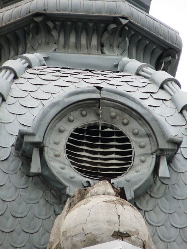 Фрагмент ступни статуи Меркурия на крыше Органного зала, наши дни Фрагмент ступни статуи Меркурия на крыше Органного зала, наши дни - Sputnik Молдова