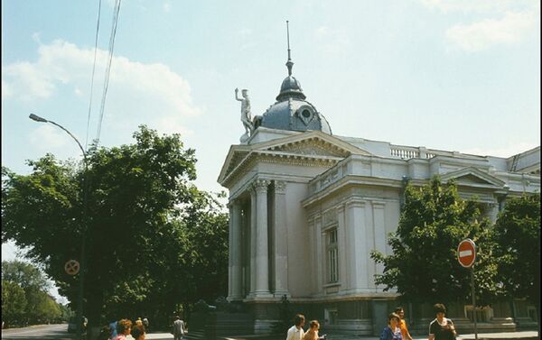 Статуя Меркурия на крыше Органного зала в Кишиневе - Sputnik Молдова