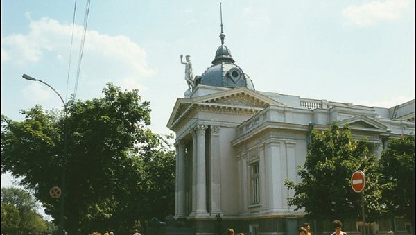 Статуя Меркурия на крыше Органного зала в Кишиневе Статуя Меркурия на крыше Органного зала в Кишиневе - Sputnik Молдова