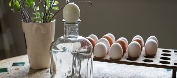 Как поместить целое яйцо в бутылку - Sputnik Молдова